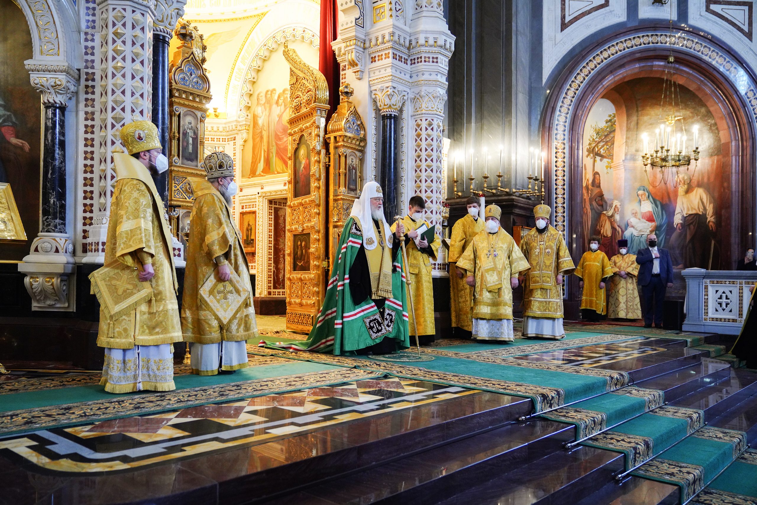 Московский патриархат русской православной церкви. Патриарх Кирилл в храме Христа Спасителя. Гермоген Патриарх у храма. Патриарх литургия. Патриарх Кирилл в храме.